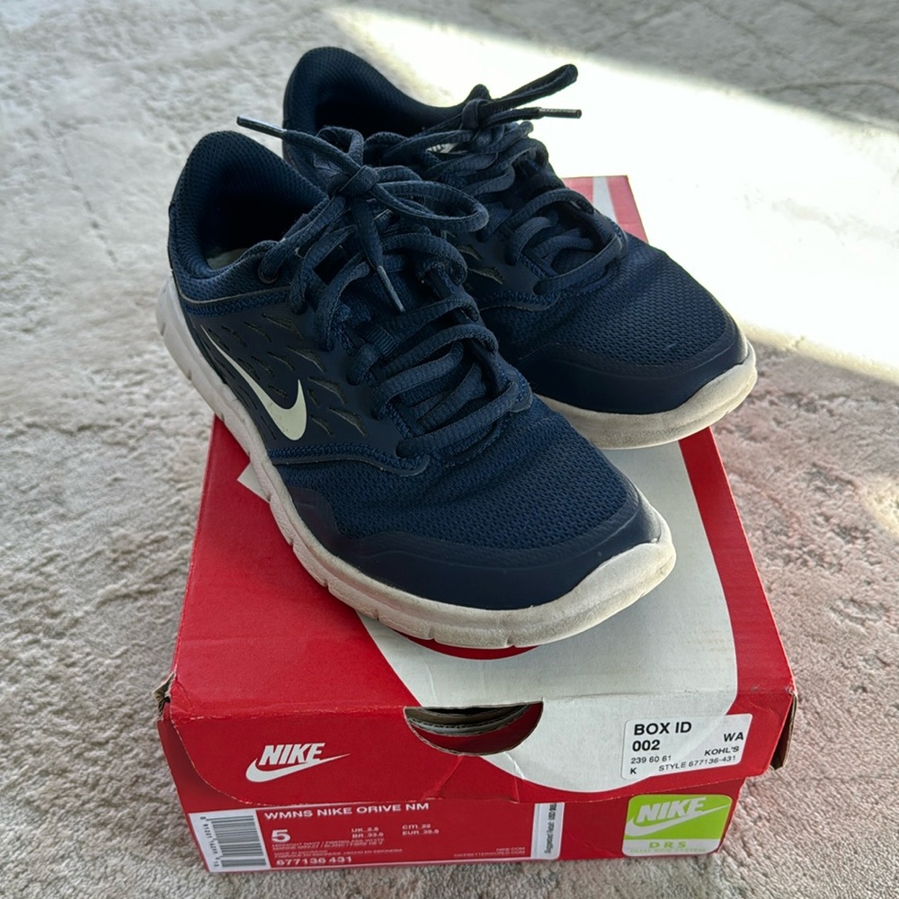 Nike women’s shoes. Size 5. Navy.